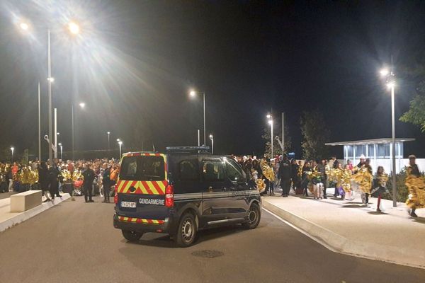 Manduel - Gare TGV Nîmes-Pont du Gard : 1.040 passagers bloqués 5 heures à cause d'une fausse alerte à la bombe inventée par un mineur - 6 mai 2023.