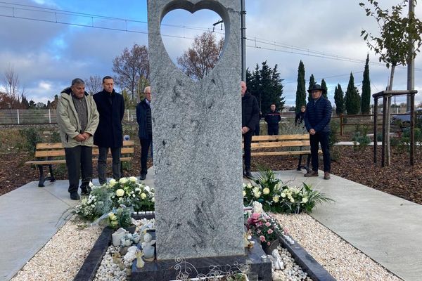 Dépôt de gerbes des élus devant la stèle mémorielle pour rendre hommage aux victimes de l'accident de Millas. Mercredi 14 décembre 2022.