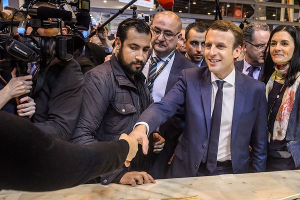 Alexandre Benalla, à la gauche d'Emmanuel Macron, lors du Salon de l'agriculture, le 1er mars 2017.