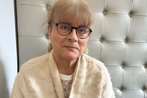 Aline Combret "s'est dévoilée", terme qu'elle préfère à "coming out" à 67 ans. Elle en a 70 aujourd'hui et ne renie pas sa vie d'homme tout en vivant sa vie de femme