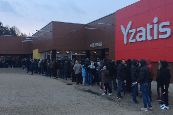 Plus de 200 personnes faisaient déjà la queue avant l'ouverture de la billetterie pour le match AS Yzeure/ AS Monaco de la Coupe de France. 