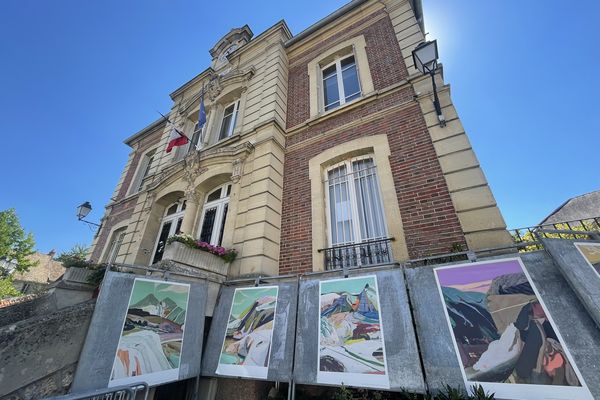 A Vétheuil (Val d'Oise), les panneaux électoraux ont été ressortis pour une exposition éphémère.