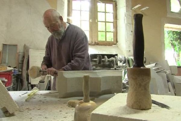 Claude Chevènement, son fils et d'autres bâtisseurs animeront un atelier pédagogique lors de la fête médiévale, les 6 et 7 août.