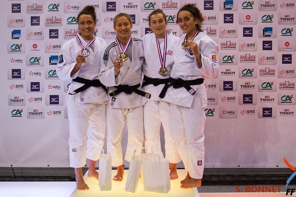 Maëlle Di Cintio (deuxième en partant de la gauche) est de nouveau championne de France de Judo. 