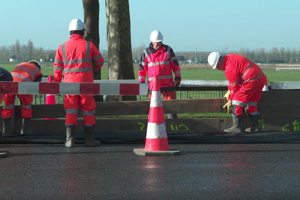 Des agents de la ville de Caen mettent en place une digue anti-inondations, lors d'un exercice grandeur nature.