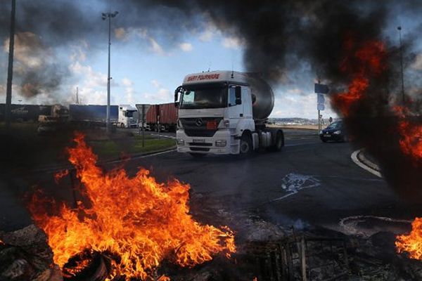 Les accès à la ville du Havre étaient bloqués jeudi matin par plusieurs centaines de syndicalistes, en prélude à la manifestation qui doit traverser la ville.
