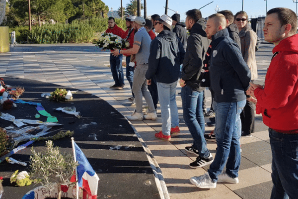 Les supporters de Dijon au kiosque à musique.