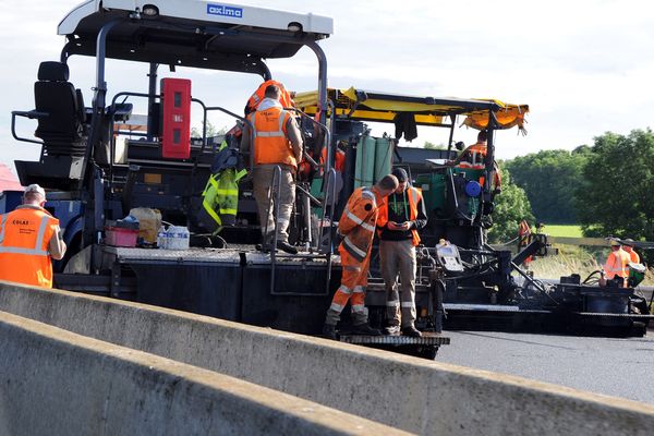 Photo d'illustration : des travaux de réfection de la chaussée sur une autoroute (ici l'A40)