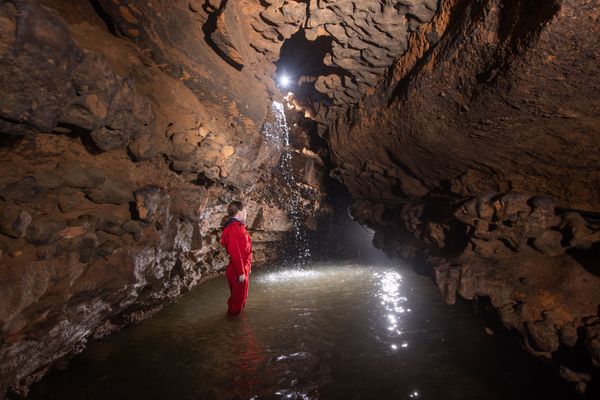 À l'intérieur des grottes d'Azé