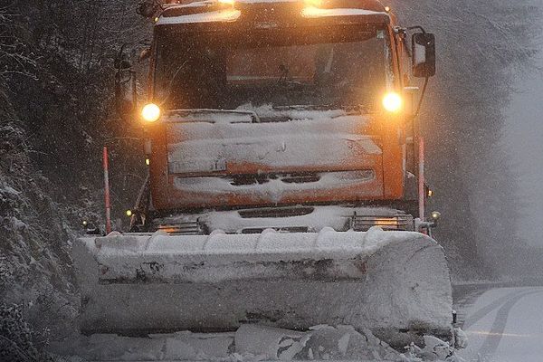 Un chasse-neige intervient dans les Alpes le 21 novembre 2015. 