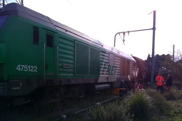 Le réservoir de la locomotive contient plusieurs milliers de litres de fuel. Percé, il aurait pu être à l'origine d'une catastrophe écologique.