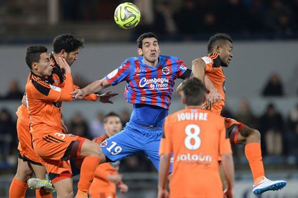 Les joueurs de Lorient Gianni BRUNO (à gauche) et Jordan AYEW (à droite) opposés au joueur de Caen FELIPE (au milieu)