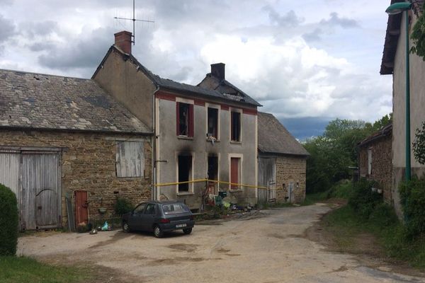 La maison a été entièrement détruite par les flammes, dimanche 14 mai, à Saint-Marcel en Marcillat, dans l'Allier. Un dramatique incendie qui a coûté la vie à une petite fille de 2 ans. 