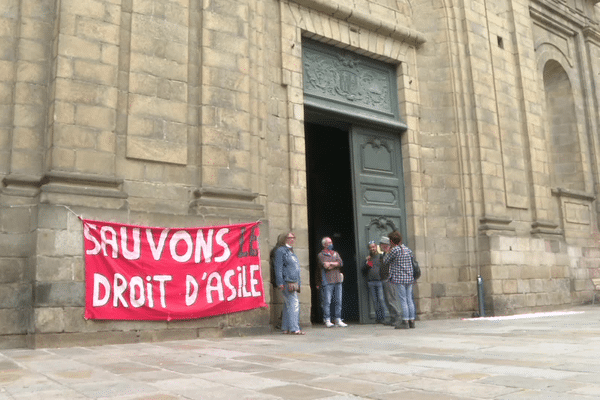 Le collectif d'associations rennaises de droit au logement a investi la basilique Saint-Sauveur