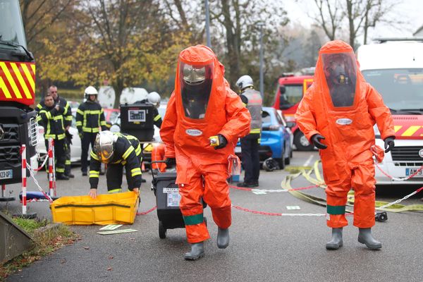 Un poids lourd qui transportait 600 kilos de nitrate d'ammonium s'est couchée sur la N31, dans la soirée de ce lundi 6 janvier 2025, entre Rouen et Gournay (Seine-Maritime).