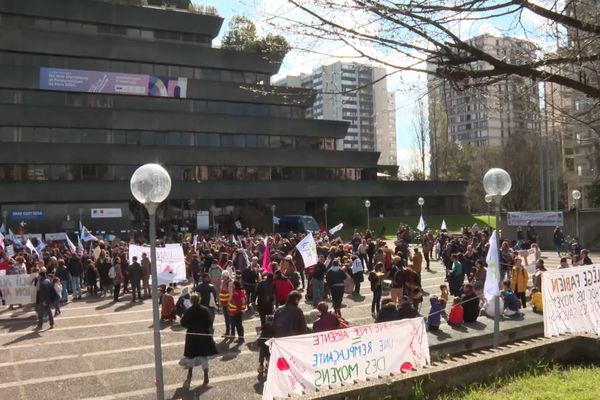 La manifestation pour réclamer un plan d'urgence pour l'école en Seine-Saint Denis devant la préfecture du département, ce dimanche 24 mars.