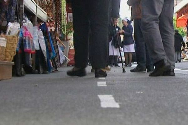 Les rues de lourdes, véritable ghymkhana pour les pélerins