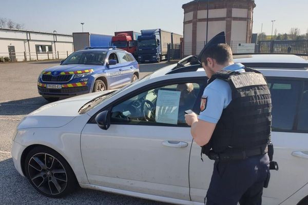 Un contrôle de gendarmerie à l'entrée de Wissembourg (Bas-Rhin)