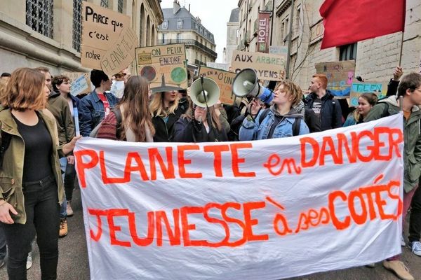 A Dijon, plus d'un millier de lycéens a défilé dans les rues ce vendredi 15 mars 2019.