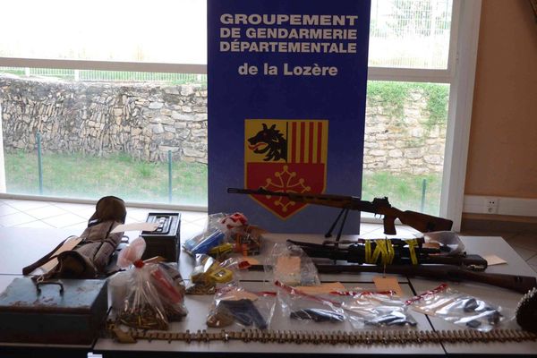 Plusieurs armes et munitions ont été confisquées.