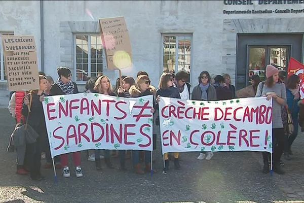 Manifestation des professionnels de la santé à Bayonne contre un projet de réforme des crèches le 28 mars 2019.