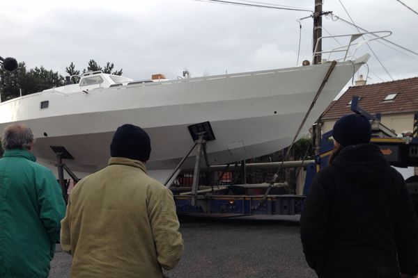 "Marcel" a été hissé lundi sur une remorque, pour prendre la route en direction de la Bretagne.