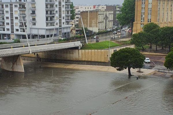 L'une des passerelles permettant de traverser le Lez, à Montpellier, au niveau du Conseil régional, est sous l'eau.