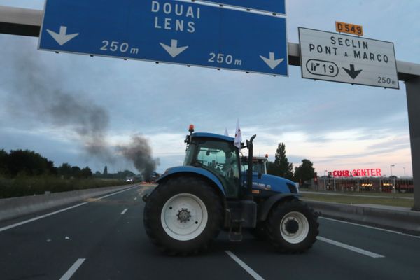 Blocage de l'autoroute A1 par les agriculteurs en colère dans la nuit de mardi à mercredi