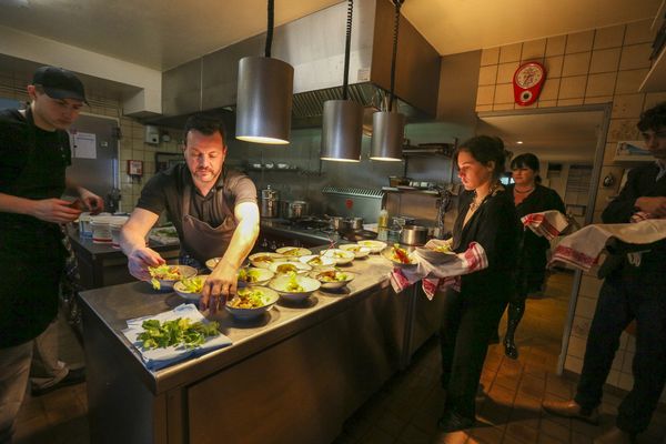 Photo d'illustration : personnel d'un restaurant assurant la préparation des plats et le service.