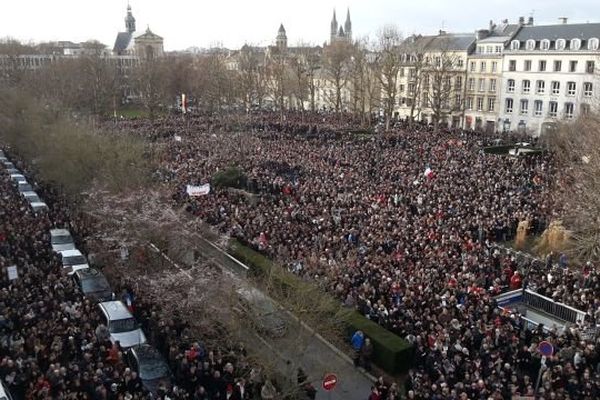 Plus de 20 000 caennais Place de La République