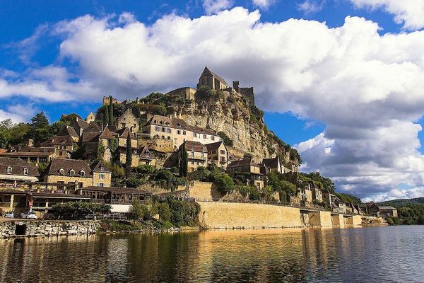 Beynac-et-Cazenac et son château-fort fort du XIIe siècle, domine la Dordogne au cœur du Périgord Noir, autrefois assiégé par Richard Coeur de Lion