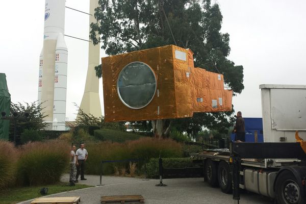 Installation de la réplique à l'échelle 1 du satellite Metop dans le parc de la Cité de l'Espace