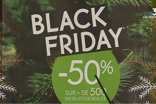 Le Black Friday, une grande journée de promotions à un mois de Noël, très attendue par les consommateurs, mais qui font aussi grincer des dents. 