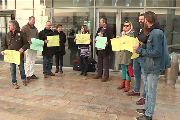 Les soutiens de l'artisan accusé de dégradations des locaux du RSI devant le tribunal de Besançon.