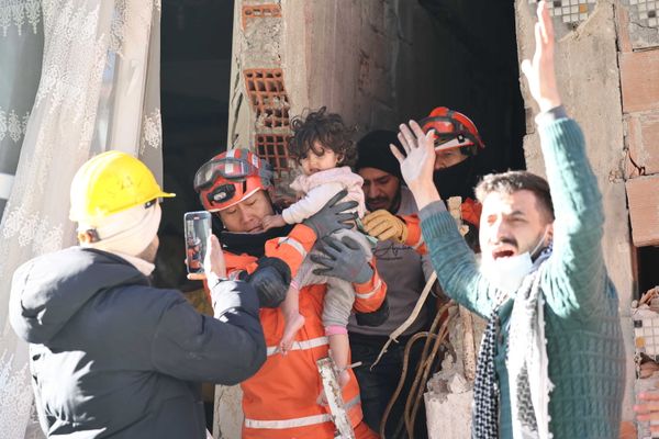 Un secouriste sud-coréen a secouru une petite fille des décombres à Antakya en Turquie le 9 janvier, trois jours après le séisme.