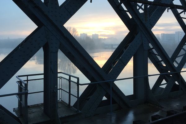 À Rezé, une grenade a été découverte en bord de Loire sous le pont ferroviaire de la ligne de Pornic