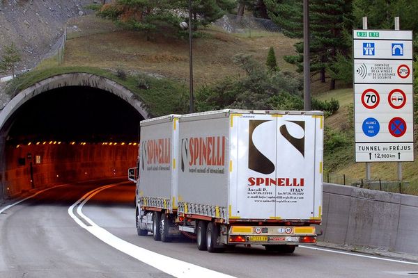 Un poids lourd entre, à Modane, dans le tunnel routier du Fréjus