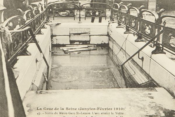 Une bouche du métro Gare Saint-Lazare, en janvier-février 1910, à Paris.