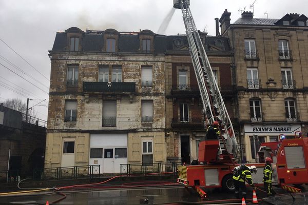 L'incendie s'est déclaré au 58 avenue d'Arches à Charleville-Mézières, près du pont des deux villes. Le feu est parti des combles.