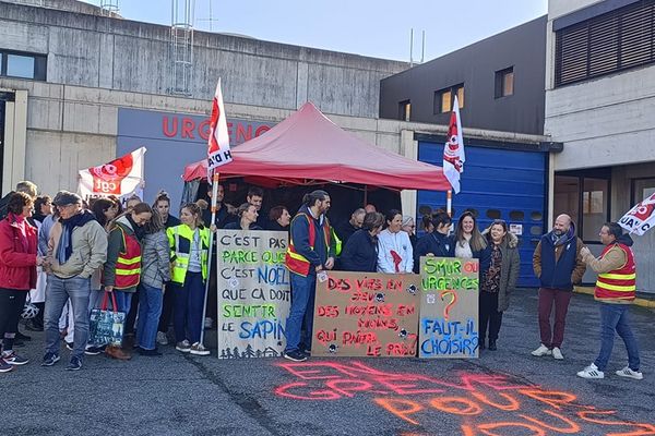 Une cinquantaine d'agents du services des urgences du centre hospitalier d'Auch en grève ce vendredi 27 décembre 2024.