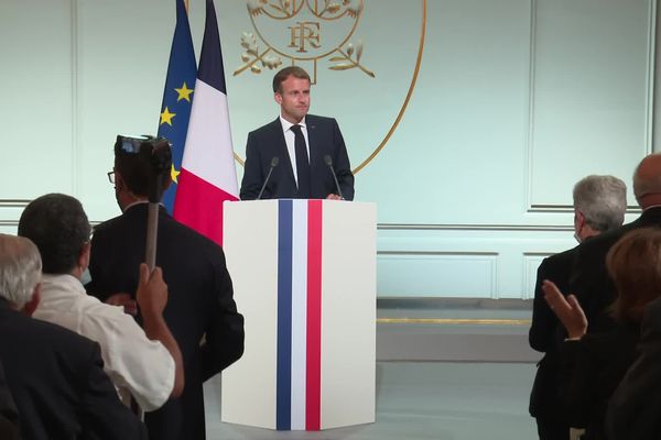 Emmanuel Macron longtemps applaudi après son discours devant les représentants de la communauté harki