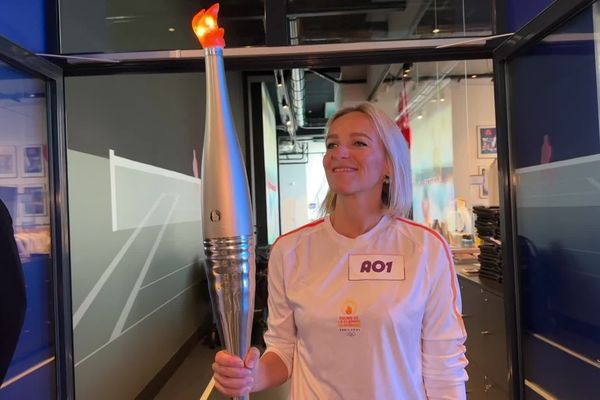 Alice Modolo Vice-championne du monde d'apnée, porteuse de la flamme olympique sous-Marine le 18 juin dernier, a remis la torche au musée du sport de Nice.