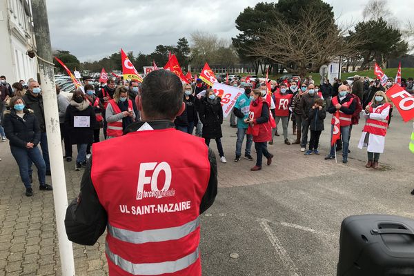 Rassemblement au pied du pont de Saint-Nazaire pour demander l'obtention de la prime de 183 euros pour les exclus du Ségur de la Santé, le 15 mars 2021