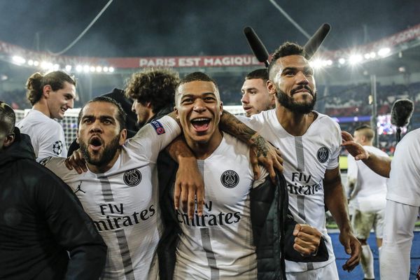 Les joueurs du PSG Dani Alves, Kylian Mbappé et Eric Maxim Choupo-Moting