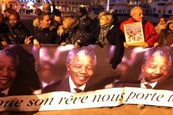 Rassemblement en hommage à Nelson Mandela sur le Vieux-Port de Marseille