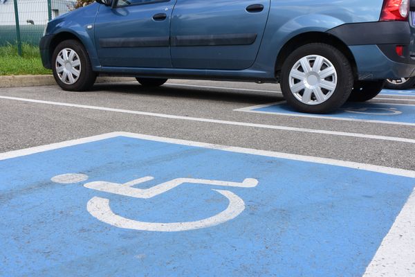 Trois pneus de sa voiture ont été dégonflés car son "SUV tue la ville", elle transportait deux personnes handicapées. Image d'illustration