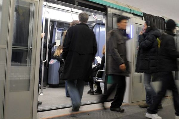 Une personne blessée sur un quai du métro parisien.