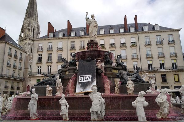 La fontaine de la Place Royale à Nantes en deuil de Steve 