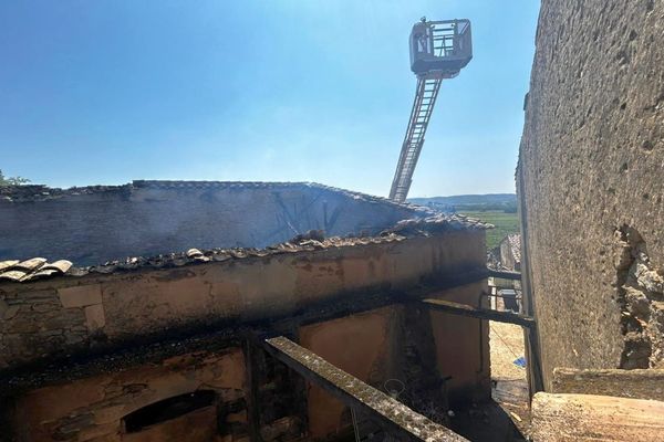 Laudun-l’Ardoise (Gard) - l'incendie a détruit un bâtiment agricole de 200m2 contenant des engrais et des bouteilles de gaz - 2 août 2024.
