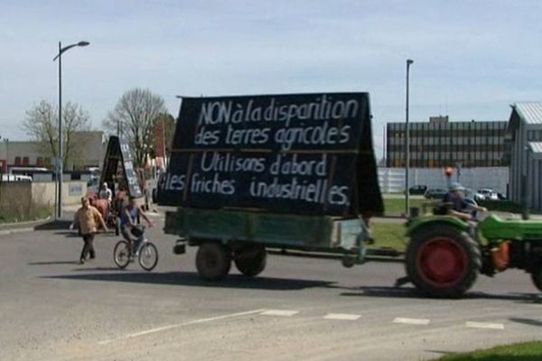 Une manifestation contre le gaspillage foncier